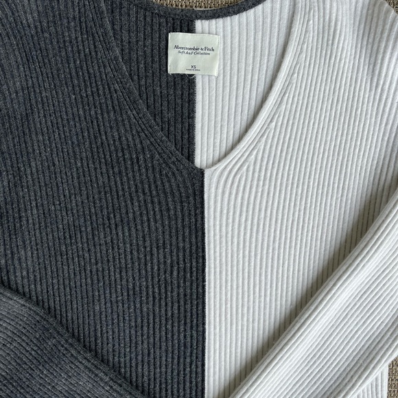 A&F Women’s Color Splice V-Neck Sweater - NWOT - Picture 3 of 10